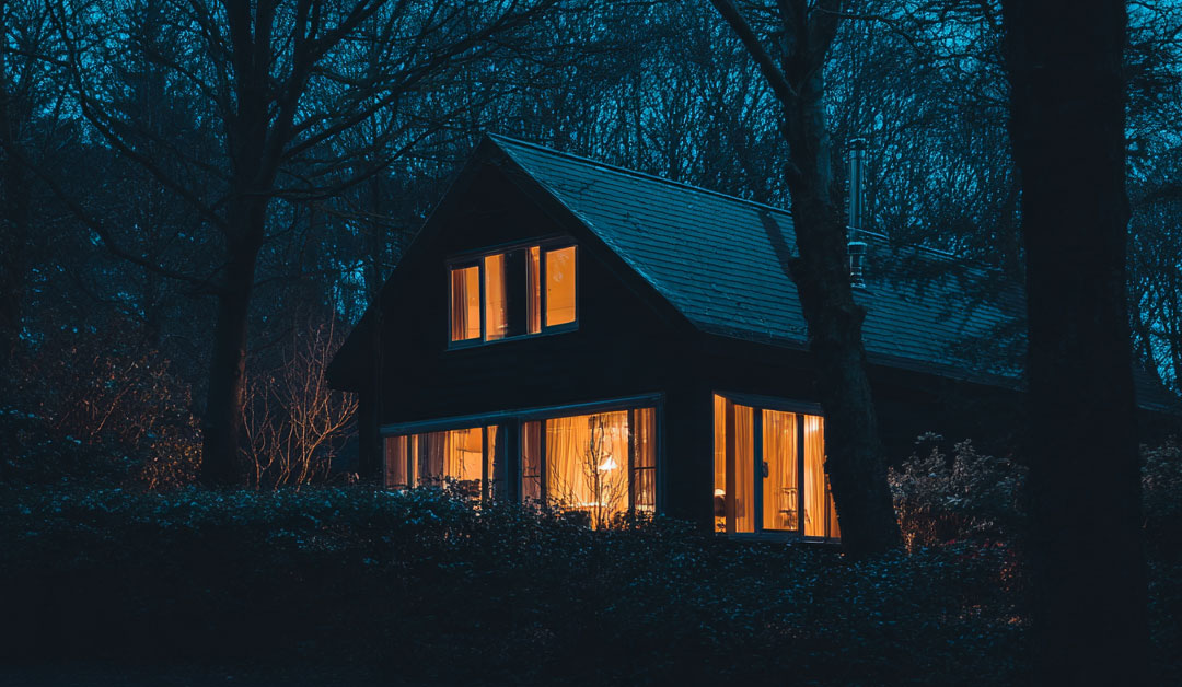 Maison éclairée dans la nuit, représentant le coeur éclairé et lumineux – Méditation du samedi 24 janvier 2026