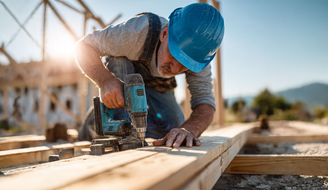 Un travailleur en train de construire une demeure
