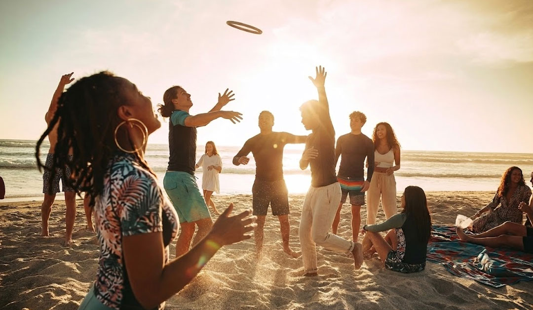 Un groupe d'adolescents très bruyants à la plage